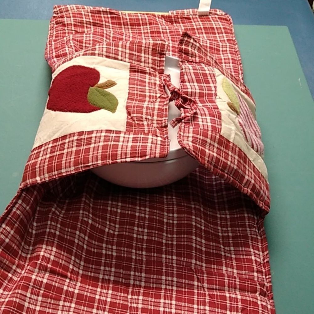 Covered Dish Carrier Red Plaid Apple Quilt with Wooden Handles Cottagecore - Picture 6 of 7